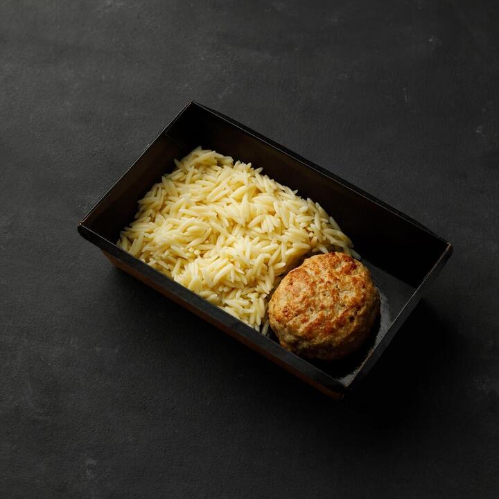 Паста ризони с куриной котлетой
