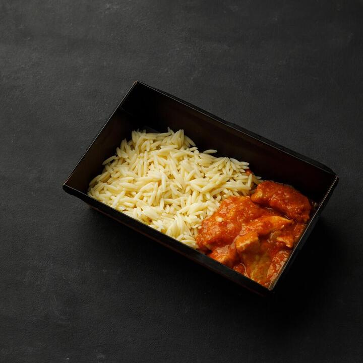 Паста ризони с куриным гуляшом 